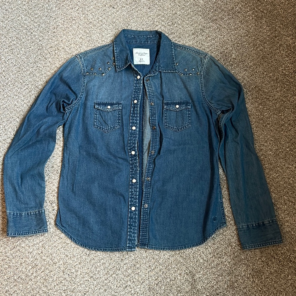 American Eagle, jean shirt with pearl snap buttons and details on shoulders